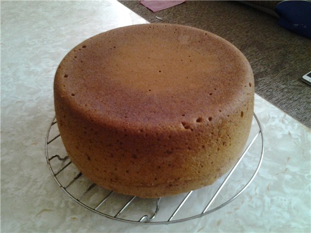 Isang napaka-simpleng honey cake (multicooker Aurora)