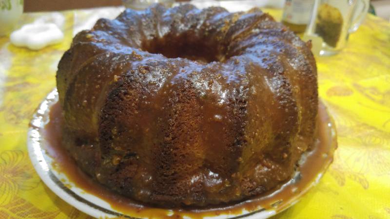 Pastís de mató amb pomes i salsa de caramel