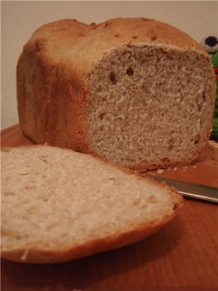 Pane con salsa di mele e noci (macchina per il pane)