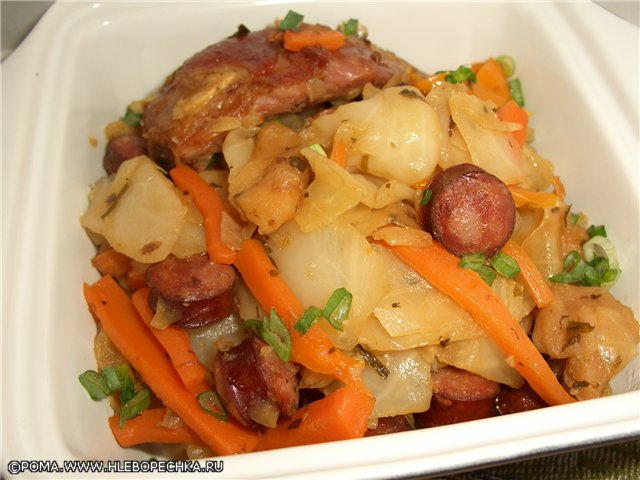 Gulay na ragout na may pinausukang brisket at pinatuyong mga mansanas