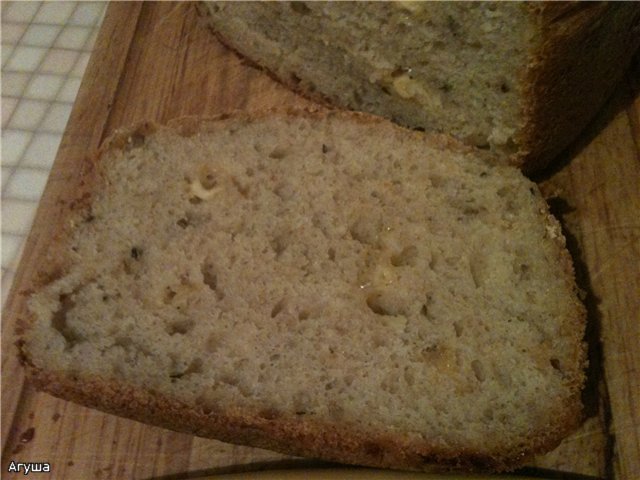 Pane integrale con formaggio, basilico e olive