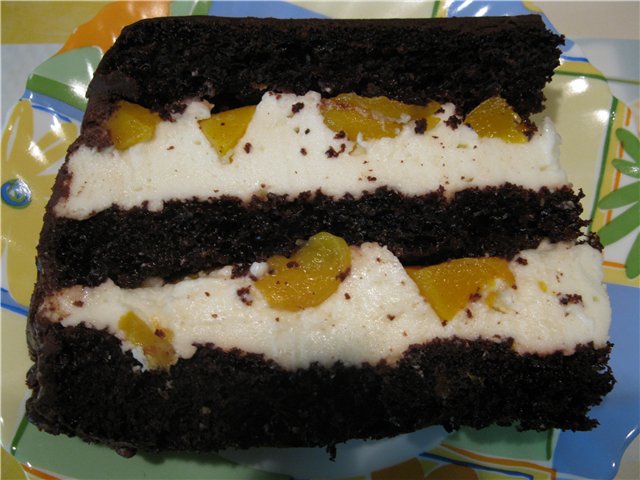 Torta cremosa al cioccolato con pesche