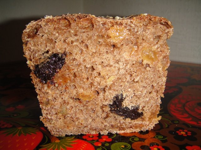 Volkoren rogge-tarwebrood met zuurdesem gedroogd fruit