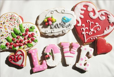 We decorate gingerbread cookies, cookies