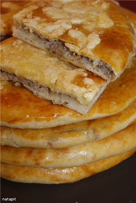 Khachapuri Mengrelian amb formatge i Khachapuri Kubdari amb carn