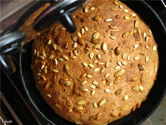 Pan de centeno y nueces con suero.