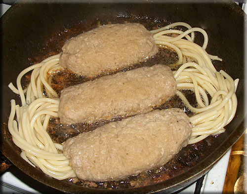 Mga cutlet ng bigote na may pasta