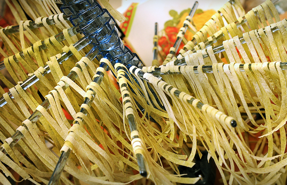 Fideos caseros, ravioles y todo para hacerlos