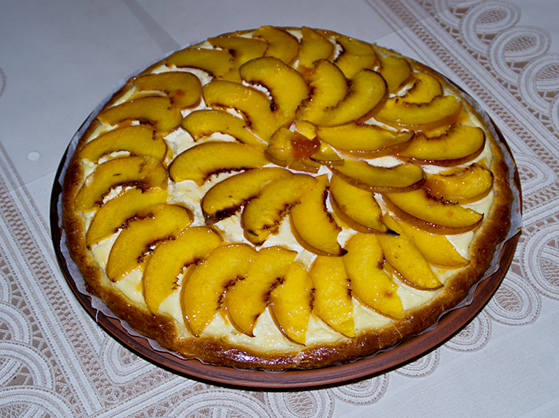 Torta di pesche aperta