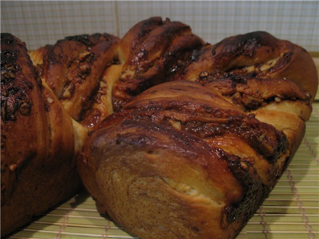 Kranz with boiled condensed milk and walnuts (on cold dough)