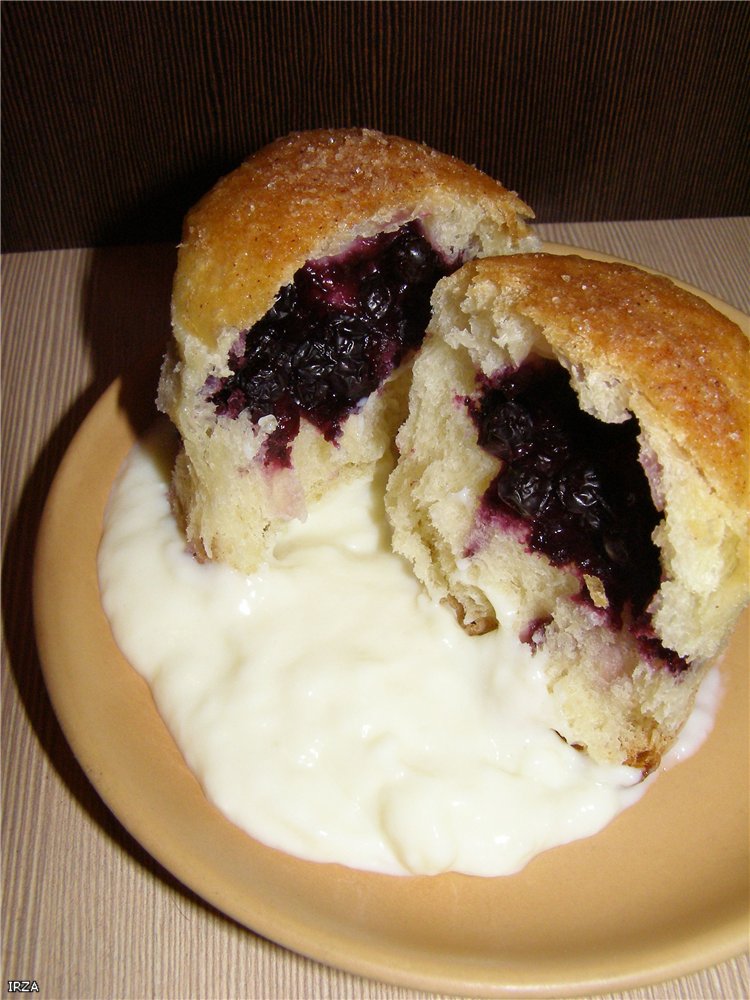 Bollos buhtle con mermelada y salsa de vainilla