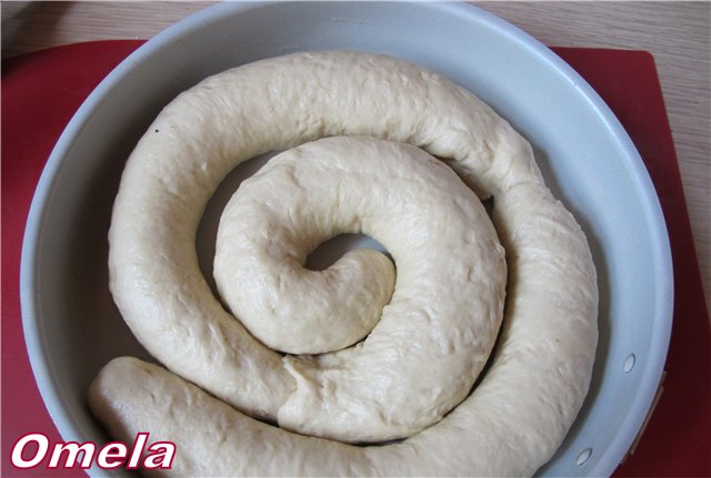 Torta a spirale con semi di papavero e prugne