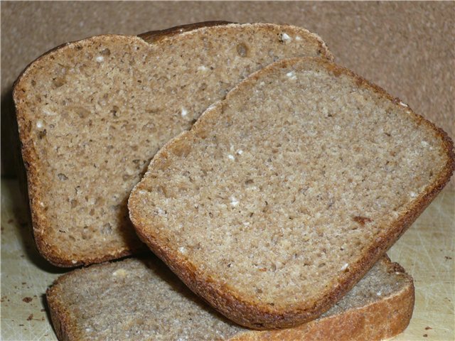 Pan de centeno y trigo simple en una panificadora