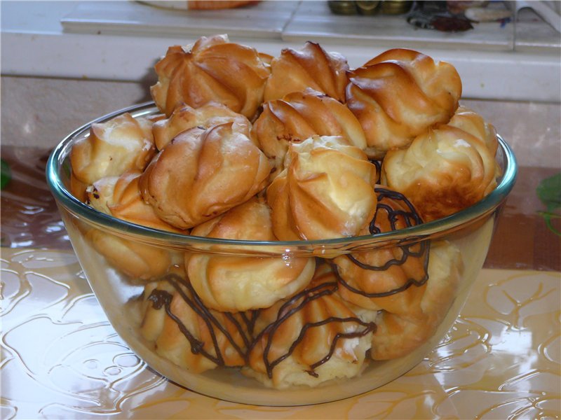 Eclairs e profiteroles con crema pasticcera, panna montata e formaggio Philadelphia