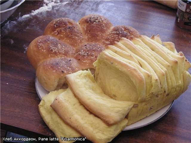 Italyano na tinapay na Pane al latte Fisarmonica sa oven