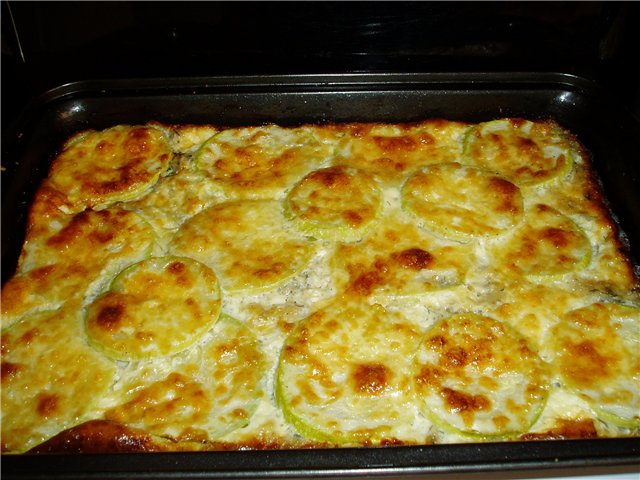 Courgettebroodjes met gehakt en saus