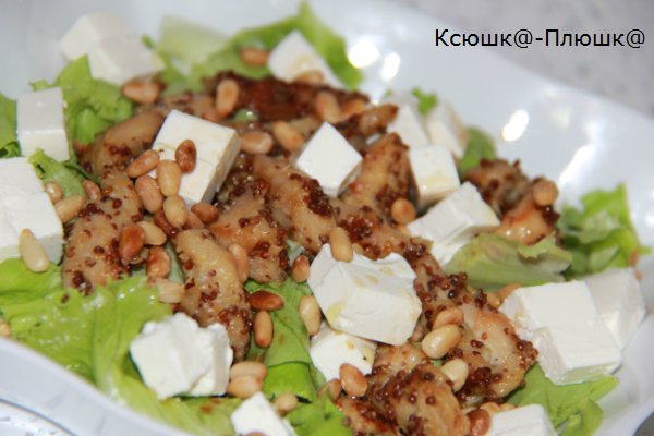 Ensalada de pollo con piñones