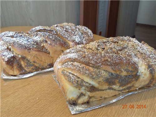 Kranz with boiled condensed milk and walnuts (on cold dough)