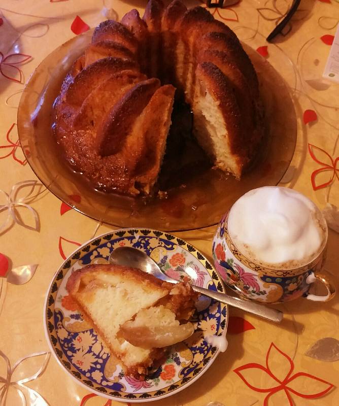 Pastís de mató amb pomes i salsa de caramel