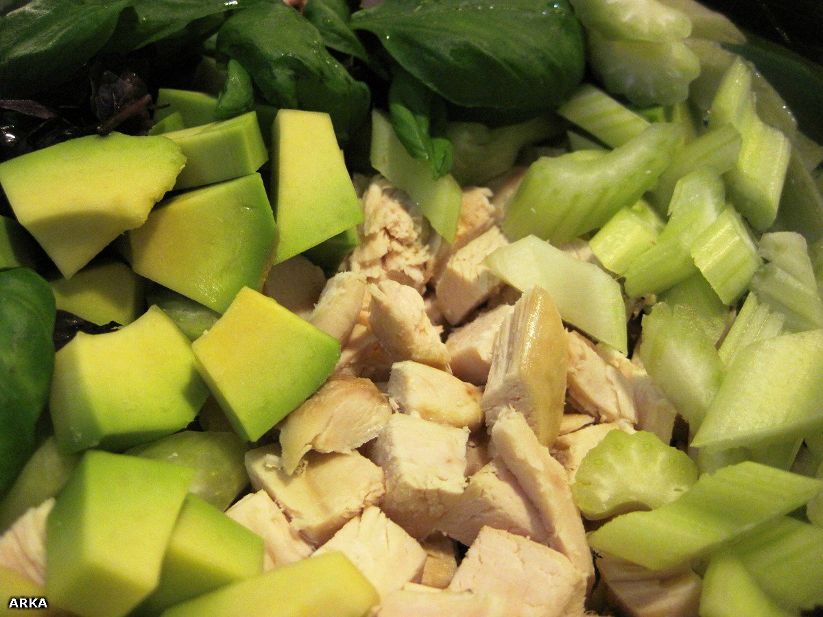 Insalata di pollo, sedano e avocado