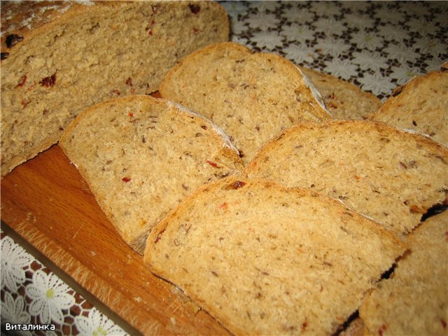 Ang tinapay na trigo-rye na may paprika at flaxseeds