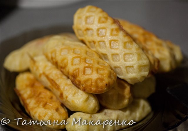 Salsicce in pasta in una macchina per waffle-waffle Pyshka-3