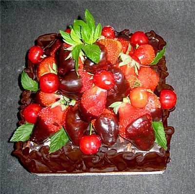 tarta de fresas cubierta de chocolate