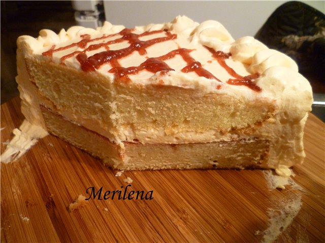 Tagliare il biscotto in torte e livellare la torta