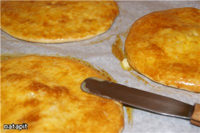 Mengrelian khachapuri med ost og khachapuri Kubdari med kjøtt