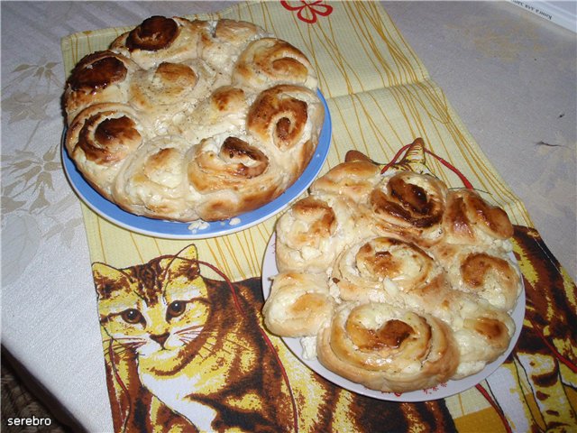 Pastel de rosas con queso sobre kéfir