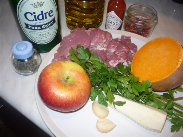 Pork stewed in pots with pumpkin, parsnips and apples