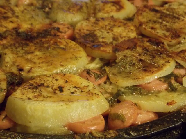 Cazuela de patatas con salchichas y queso mazarella (parrilla de contacto VVK)