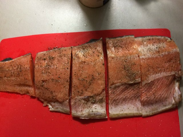 Ang Hamburg-style peppercorn salmon