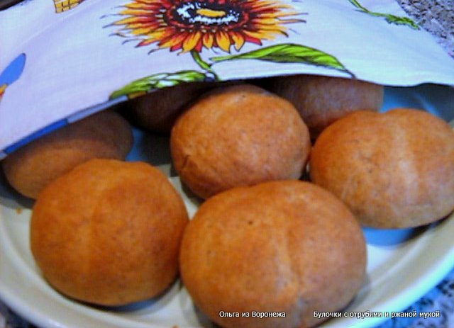 Buns with bran and rye flour