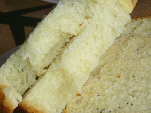 Bread Accordion (pagmamasa sa isang gumagawa ng tinapay)