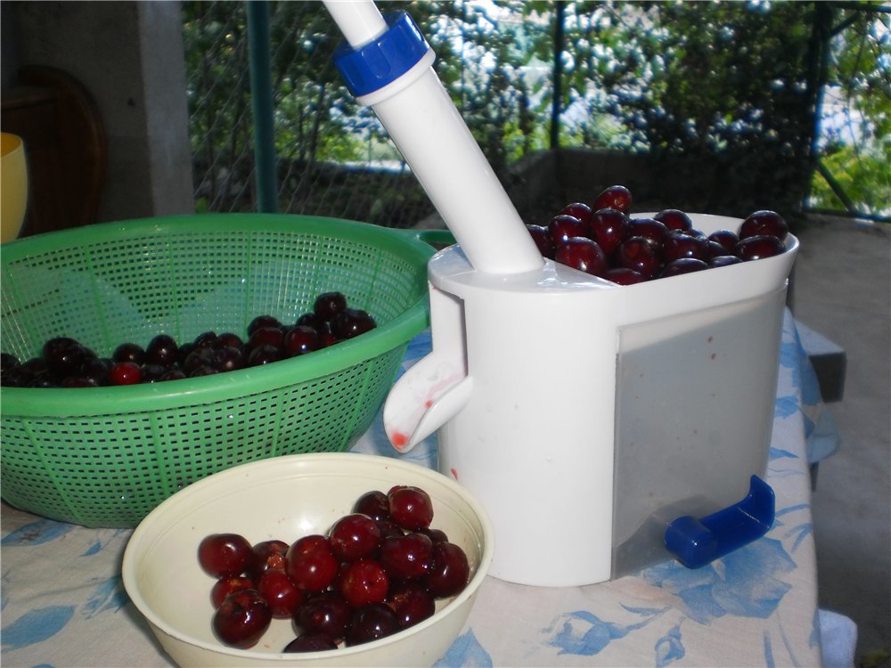 Steamed dumplings with cherries