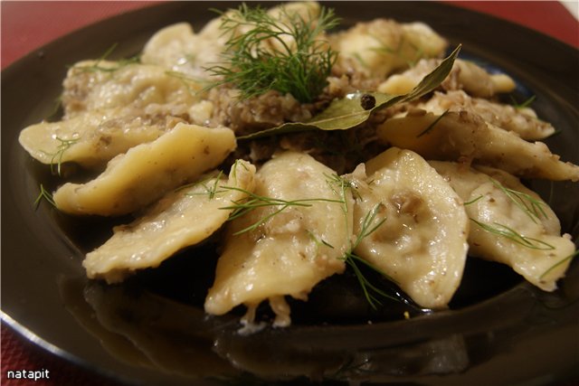 Dumplings amb amaniment de carn i bolets.