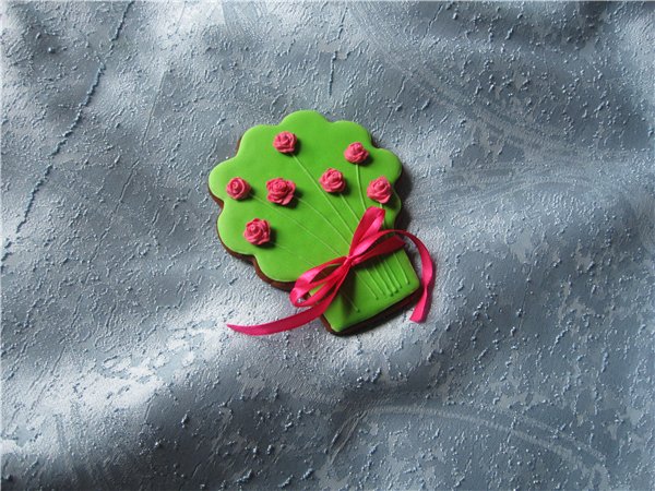 We decorate gingerbread cookies, cookies