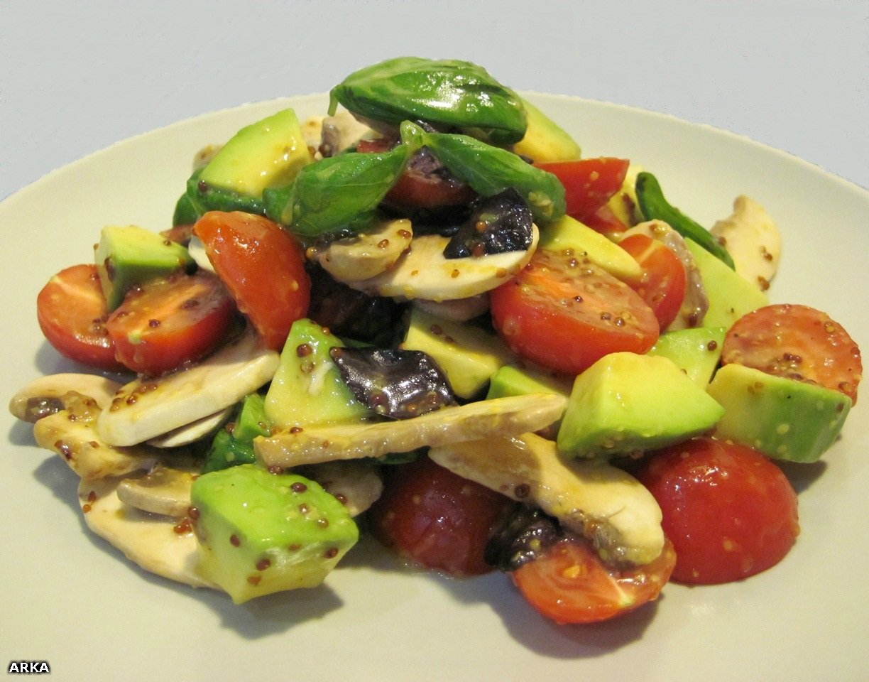 Ensalada de champiñones frescos y aguacate