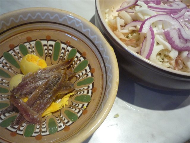 Squid salad na may maanghang na pagbibihis ng konyak