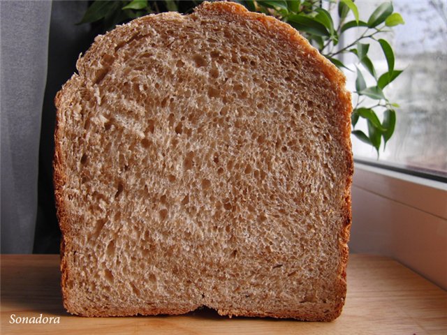 Pane grigio su birra leggera in una macchina per il pane