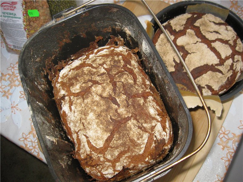 Sourdough rye tinapay sa isang gumagawa ng tinapay