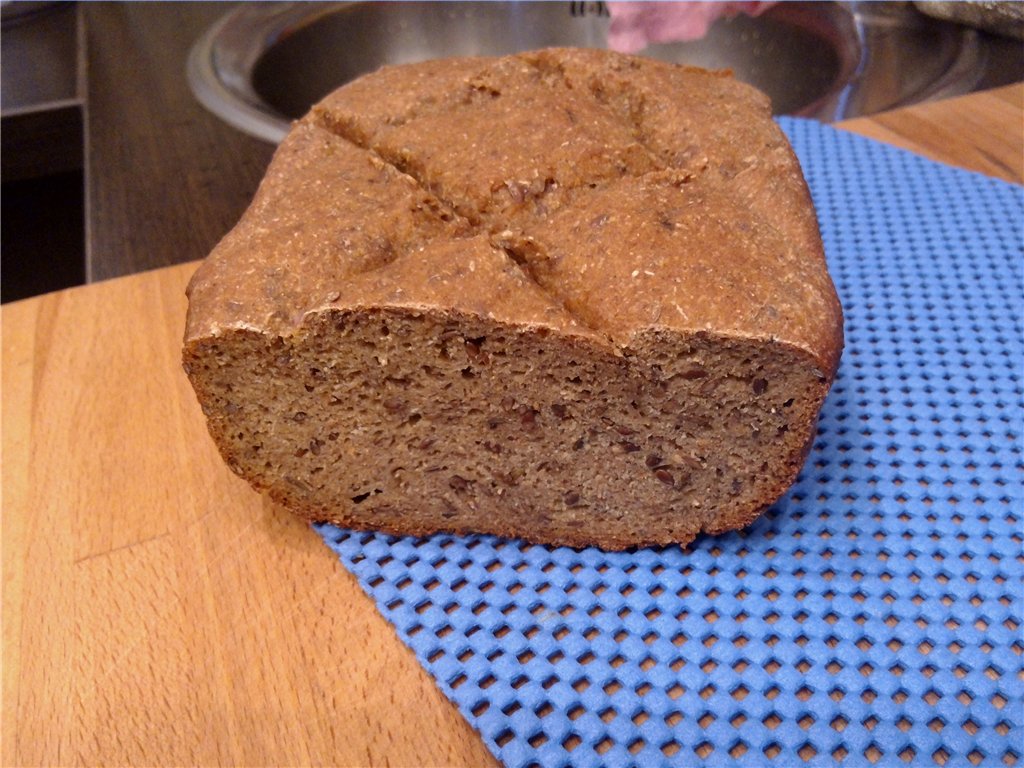 Segale a lievitazione naturale in una macchina per il pane (impastata a mano): semplice e veloce