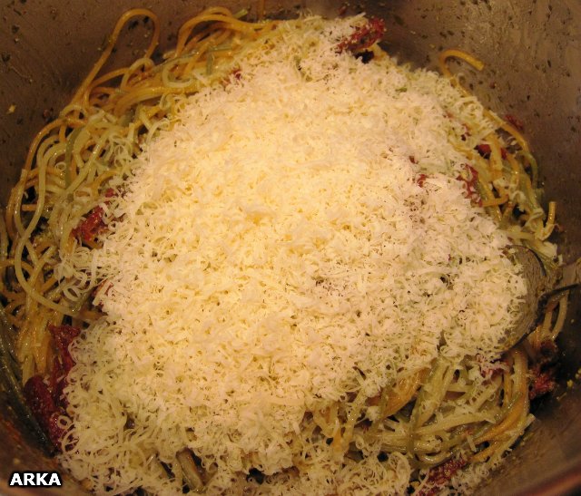 Pasta con pomodori secchi e pesto