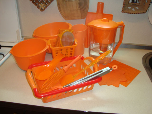 Maniac's droom. Keuken in lichtgroene en oranje kleuren.