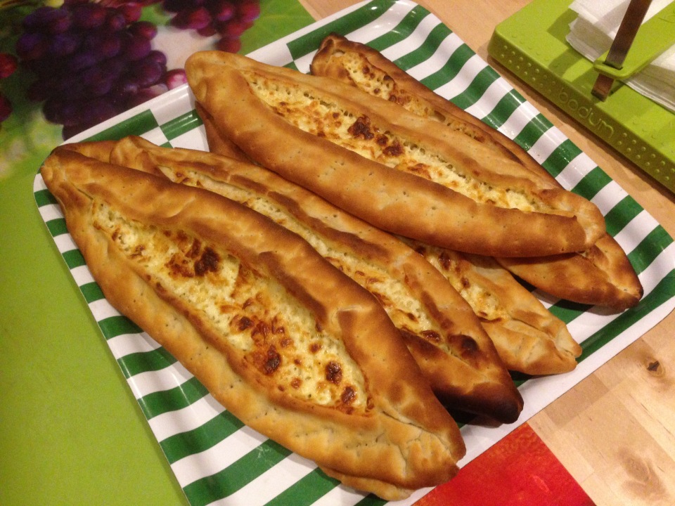 ขนมปังตุรกีพร้อมไส้ (Pide)