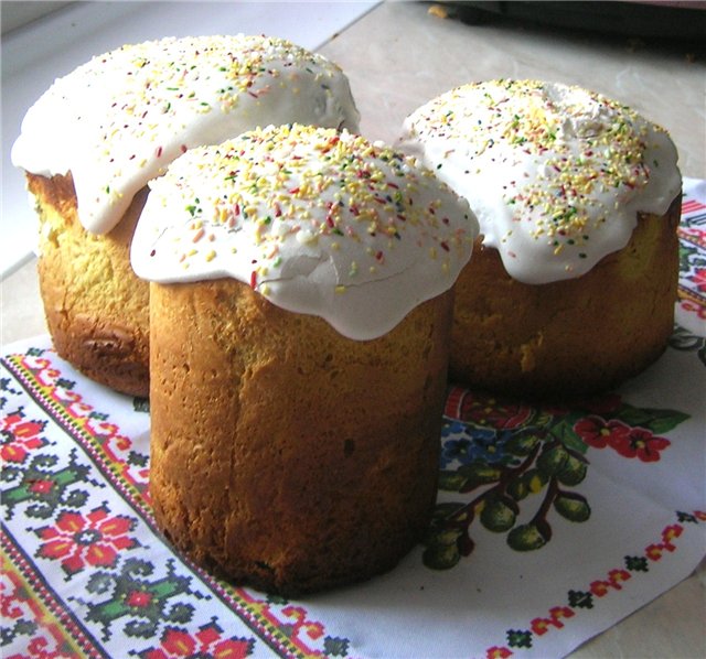 Kulich Delicious pe gălbenușuri (într-un filtru de pâine)