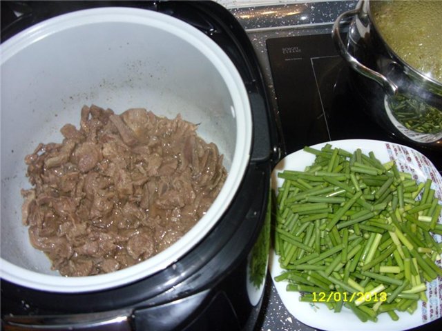 Carne alla cinese con germogli d'aglio (in una pentola a cottura lenta)