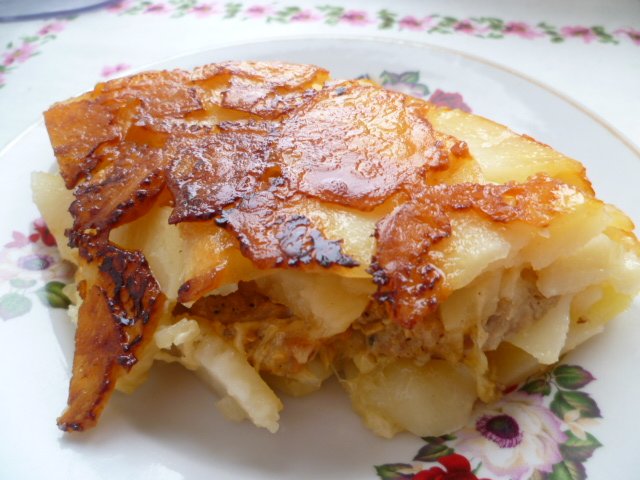 Casseruola di patate con salsiccia (Multicooker Stadler Form)