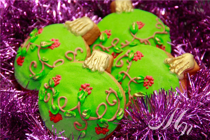 We decorate gingerbread cookies, cookies